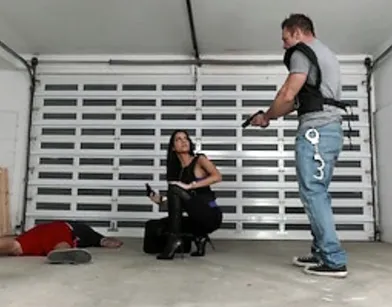 Полицейские убили парня и занялись сексом возле трупа