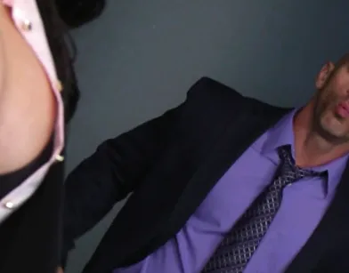 Неудовлетворенная секретарша поимела начальника в его кабинете