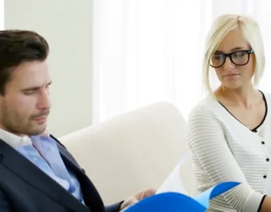 Сексапильная блондинка в очках и глубоким аналом идет на повышение