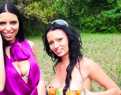 Развод сразу двух девушек на оральный секс в кустиках и еблю