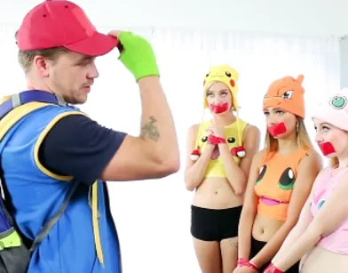 Парень трахает симпатичных студенток колледжа во время игры в покемонов