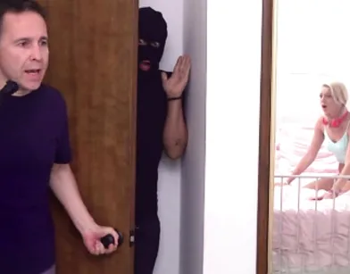 Отец со стволом в руках чуть не застукал грабителя в комнате своей дочери