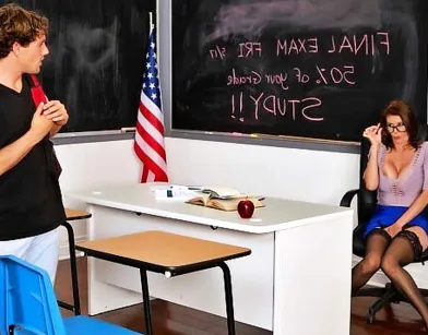 Случайно застукал училку на мастурбации и помог ей кончить