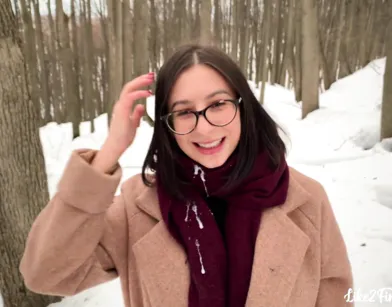 Русская девушка сосет на морозе у бойфренда