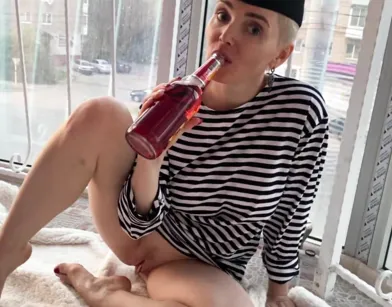 Зрелая русская мамка бахнула пива и трахнулась на балконе