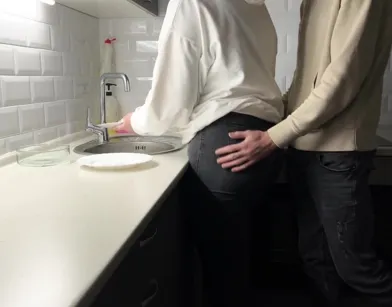 Сытый муж в качестве десерта трахает пухлую жену с огромными сиськами