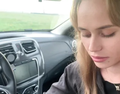 Старательно отсосала в машине русскому парню