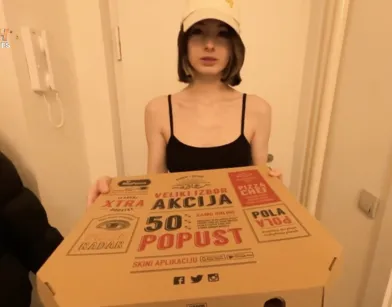 Молодая курьерша доставила не всю пиццу и парень заплатил натурой