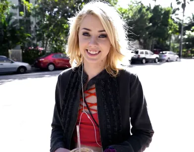 Быстро забыла о скромности как только увидела деньги