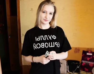 Сводный брат шантажист застукал сестру и трахнул