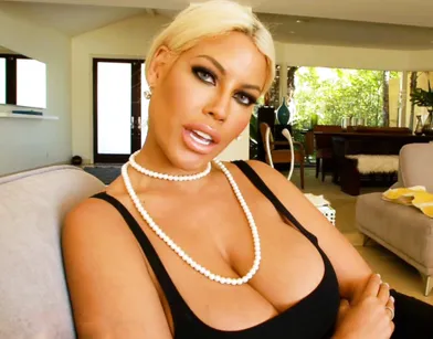 Сисястая мамка решила стать хорошей соседкой