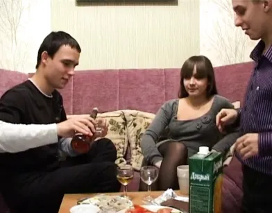 Молодая русская девушка напилась с друзьями