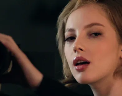 Очень красивый межрасовый секс с двумя подругами