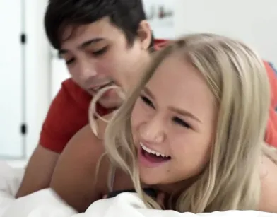 Смотрела на члены в телефоне и спалилась