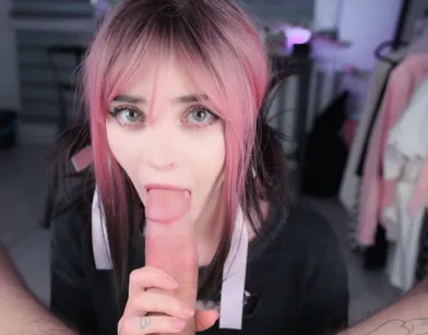 Красивая девушка делает минет ASMR порно